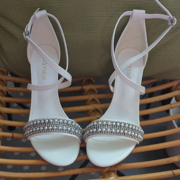 Elegant White Strappy Heels with Silver Accents - Picture 1 of 5